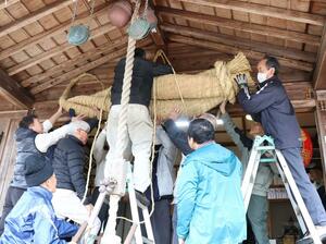 安田神社の本殿に取り付けられるしめ縄＝柏崎市安田