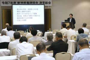 養鶏場での鳥インフルエンザの経験を語ったナカショクの本間友生社長=20日、新潟市中央区