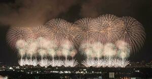 夜空を彩った長岡花火「復興祈願花火フェニックス」＝８月２日、長岡市
