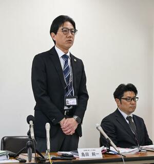 大阪府泉佐野市役所で赤ちゃんポストなどの事業について説明する同市の担当職員=11日午後