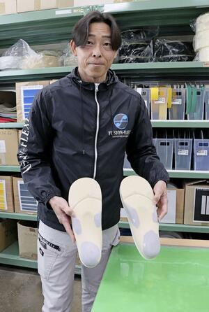 アスリートから注文を受け、オーダーメードのインソールを製作する山下竜児さん=3月、愛知県小牧市の松本義肢製作所