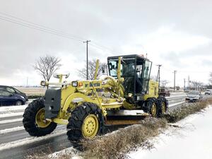 支援システムを活用しながら道路除雪を行う除雪車=新潟市江南区横越(DMPアクシズ提供)