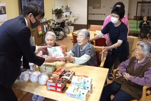 駅弁を受け取る高齢者施設の入居者ら=南魚沼市八幡