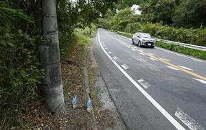 5人が死亡した事故現場。電柱には車が衝突したとみられる痕跡があった=3日、三重県名張市