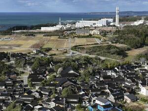 北陸電力志賀原発(奥)=2024年12月、石川県志賀町