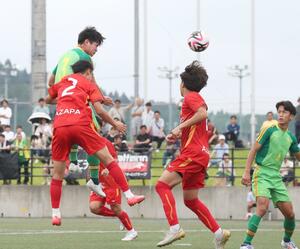 帝京長岡高-名古屋ユース 前半10分、帝京長岡高のDF下田蒼太朗(左奥)が頭で決め、1-0=長岡市