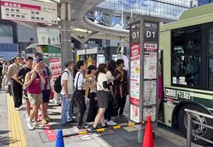 観光地に直行する「観光特急バス」に乗り込む観光客ら=7月、京都市