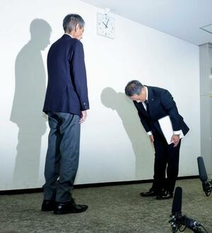 国際線機長の飲酒問題で、国交省から厳重注意の文書を受け取り謝罪する日航の担当者(右)=10日午前、国交省
