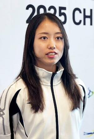 取材に応じるフラッグフットボール女子の近江佑璃夏=18日、東京都新宿区