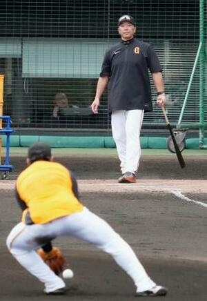 　石塚（手前）にノックする巨人・阿部監督＝那覇