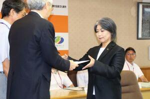 地元記者クラブから要請書を受け取る、静岡県伊東市の田久保真紀市長=29日午前、伊東市役所