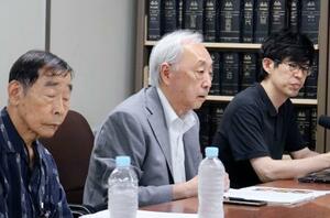 記者会見する、全国被害弁護団の新里宏二共同代表(中央)=30日午前、東京・霞が関の司法記者クラブ