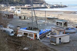 津波で押し流された冬季休業中の海の家。波の勢いで破壊されている=1月2日午前11時ごろ、上越市の直江津海水浴場