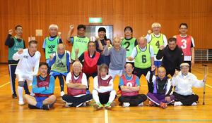 EJSソレイユのメンバー。幅広い年代が集う=柏崎市中田