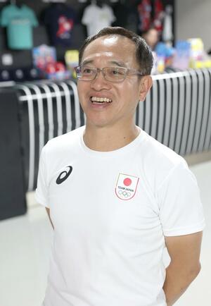 競泳 男子100メートルバタフライ決勝後、水沼尚輝について語る下山好充監督=8月3日、パリ郊外