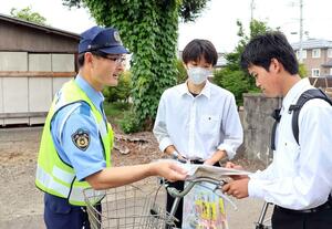 防犯と交通安全を呼びかける長岡工業高校の生徒会の役員と長岡署員=長岡市幸町2