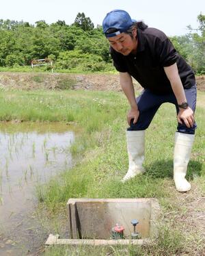 ふたが盗まれた給水栓を見る水上建一さん=上越市上真砂