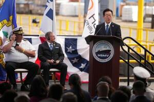 　２６日、米フィラデルフィアの造船所で演説する韓国の李在明大統領（ＡＰ＝共同）