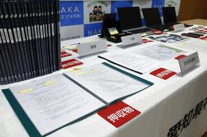 押収された契約書類など=11月1日午前、名古屋・中署