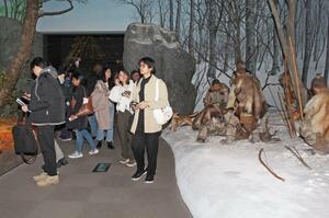 県立歴史博物館の常設展を見学する留学生ら=12月14日、長岡市関原町1