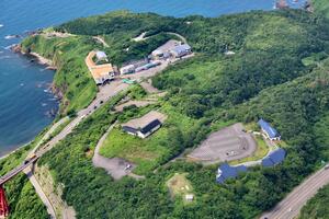 道の駅「風の丘米山」周辺。奥を走る国道８号沿いの建物の一部が日本海フィッシャーマンズケープ＝２０２３年７月（本社ヘリから）