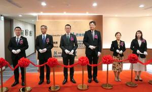 　開所式に出席した肥後銀行の岩下酉紀氏（左から３人目）ら＝２０日、台北市（共同）