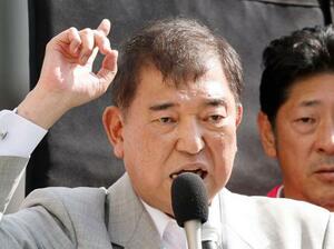 東京都議選の選挙戦最終日、街頭演説で支持を訴える自民党総裁の石破首相=21日午後、東京都葛飾区