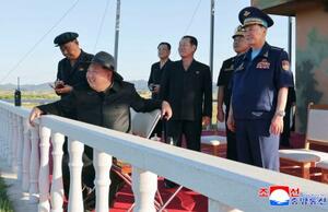 北朝鮮で開発・生産中の無人機の性能試験を視察する金正恩朝鮮労働党総書記(左から2人目)(朝鮮中央通信=共同)