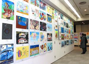子どもたちの思い出が詰まった作品が並ぶ教育美術展＝小千谷市城内１