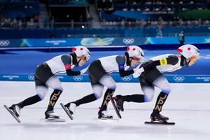 　女子団体追い抜き３位決定戦　滑走する（右から）高木美帆、野明花菜、佐藤綾乃＝ミラノ（共同）