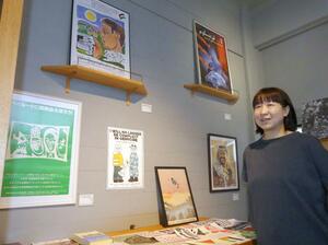 「ポスターを見てパレスチナ問題に関心を持ってもらいたい」と話す小森はるかさん=新潟市中央区