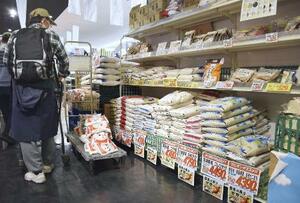 4月、埼玉県のスーパーに並んだコメ