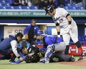 バットが直撃し、負傷する川上審判員
