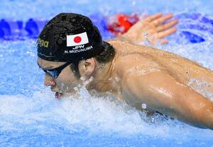 男子400メートルメドレーリレー予選 バタフライで力泳する第3泳者の水沼尚輝=シンガポール(共同)