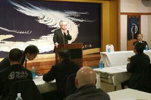 佐渡サイクリング協会の設立総会であいさつする菊池直幸会長=佐渡市両津夷