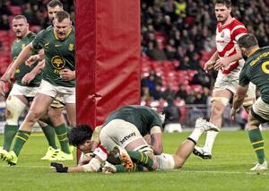 日本－南アフリカ　後半、トライを決める矢崎（下左）＝ロンドン（共同）