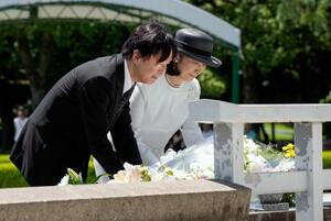 原爆慰霊碑に供花される秋篠宮ご夫妻=23日午後、広島市の平和記念公園