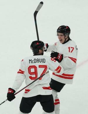 　１次リーグＡ組のチェコ戦でゴールを奪い喜ぶカナダのセレブリニ（１７）とマクデービッド（９７）＝１２日、ミラノ（ロイター＝共同）