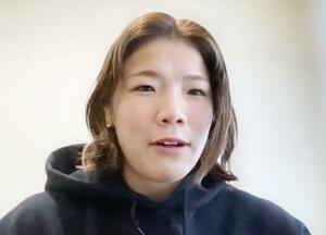 　オンラインで取材に応じるレスリング女子の鏡優翔＝１０日