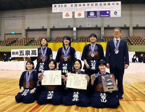 3位で表彰を受けた五泉のメンバー=愛知県春日井市