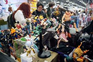 「アニメNYC」で販売されるフィギュア=21日、米ニューヨーク(共同)