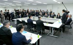 　国会内で開かれた自民党と日本維新の会でつくる憲法改正条文起草協議会＝１７日午後