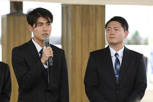 20年前に中之島保育所の園児だった岩本拓磨さん(右)と佐藤寛也さん。救助されたことへの感謝を述べた=7月13日、長岡市中之島
