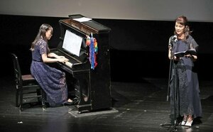 平和への願いを込めた曲を披露した被爆ピアノの演奏会=25日、長岡市千秋3