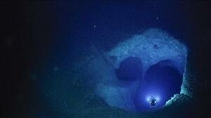 深海の洞窟に入っていく無人探査機=2024年5月、沖縄・南大東島周辺(D―ARK/海洋研究開発機構提供)
