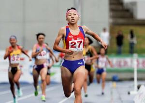 少年女子A800メートル決勝 2分1秒72の大会新記録で優勝した大阪・久保凜=平和堂HATOスタジアム