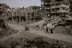 　破壊された街を歩くパレスチナの人々＝２４日、ガザ北部ガザ市（ＡＰ＝共同）