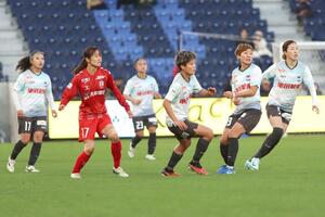 新潟L-INAC神戸 勝利を目指して戦う新潟Lの選手ら=長崎県(新潟L提供)
