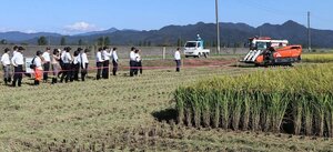 スマート農機での稲刈りを視察した経済同友会中央日本地区会議の参加者=26日、村上市