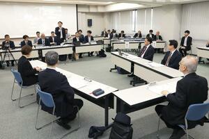 上越地域の医療再編を巡り、２病院の一体的運営の手法について協議した検討委員会＝３日、上越市